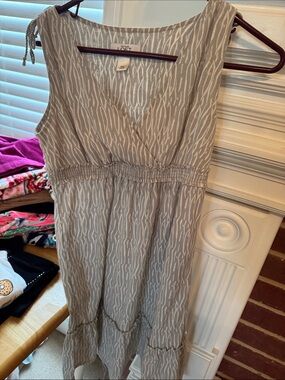 LOFT Taupe and White Sleeveless Maxi Dress